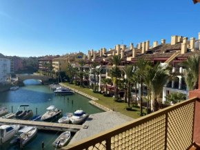 Apartamento con terraza sobre La Marina de Sotogrande
